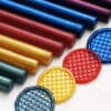 Barras de cera para lacre em várias cores metálicas e vibrantes, ideais para selagem de convites, embalagens e documentos.