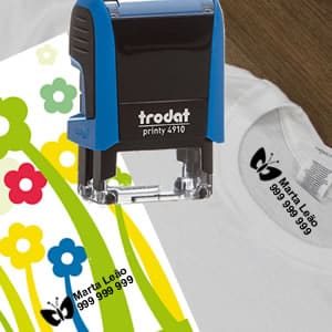 Carimbo Trodat Printy 4910 azul a marcar nome e contacto em t-shirt e papel
