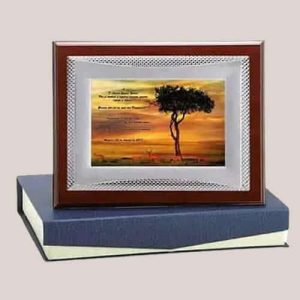 Placa-Comemorativa-a-cores-base-madeira