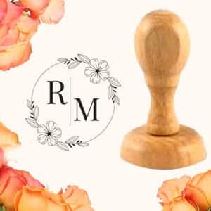 Carimbo de madeira com monograma floral para convites de casamento