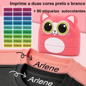 Kit de carimbo têxtil em formato de gato com etiquetas coloridas e nome aplicado em roupa clara e escura
