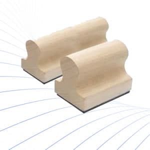 Dois carimbos manuais em madeira com pega ergonómica, prontos a personalizar