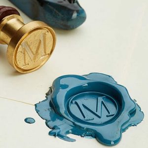 Sinete personalizado de 25 mm com cabo de madeira e base de latão, ideal para lacres em cera. Perfeito para convites, documentos e embalagens.