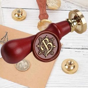 Sinete personalizado com cabo em madeira e gravação da letra B em estilo decorativo